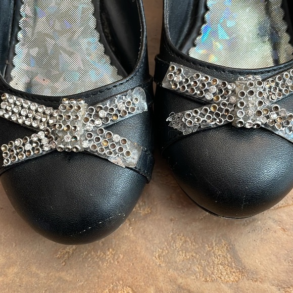 Girls slip on black wedge with bow detail size 2 - Picture 4 of 4